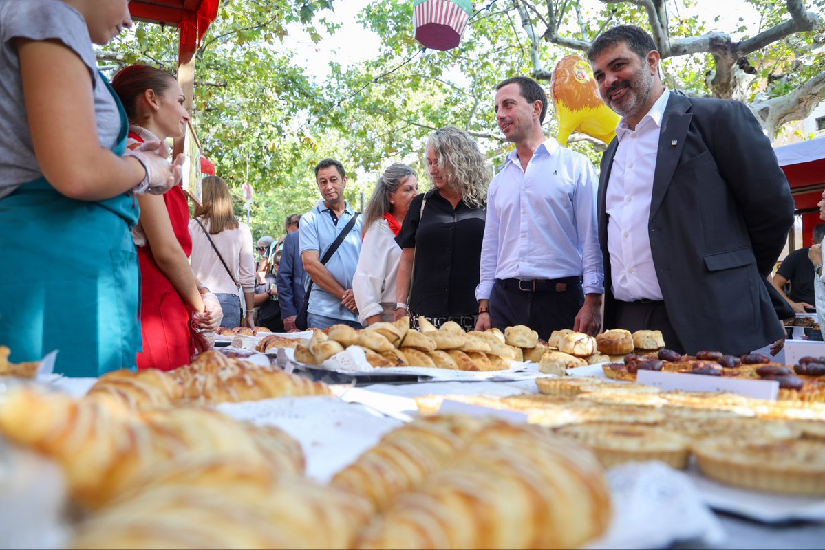 Ll_Galmes's tweet photo. 20 anys de Fira Dolça a Esporles. Una cita que cada any ens permet gaudir de la gastronomia, la rebosteria, l’art, la música i la nostra cultura popular.

I, de manera molt especial, s’ha retut homenatge al marger Miquel Busquets, en reconeixement de tota una trajectòria dedicada a un ofici tan nostre i tan lligat al paisatge i a la identitat de Mallorca. Enhorabona, Miquel!