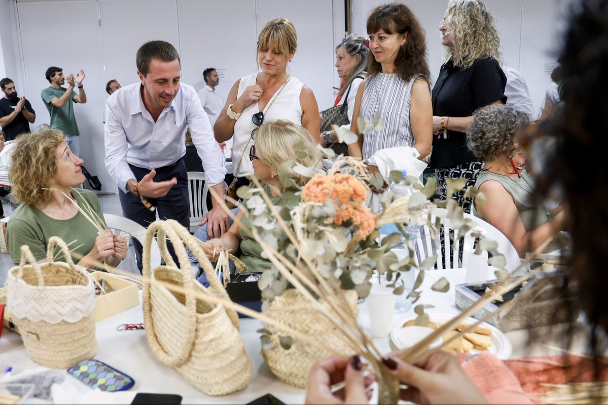 Ll_Galmes's tweet photo. 20 anys de Fira Dolça a Esporles. Una cita que cada any ens permet gaudir de la gastronomia, la rebosteria, l’art, la música i la nostra cultura popular.

I, de manera molt especial, s’ha retut homenatge al marger Miquel Busquets, en reconeixement de tota una trajectòria dedicada a un ofici tan nostre i tan lligat al paisatge i a la identitat de Mallorca. Enhorabona, Miquel!