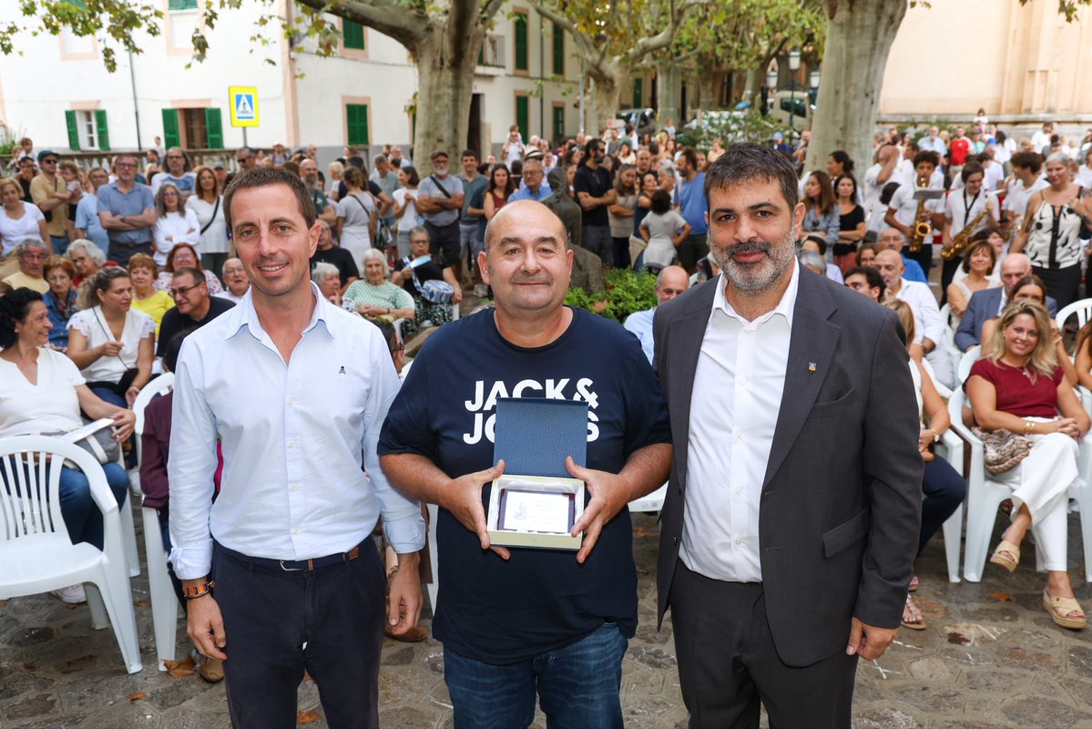 Ll_Galmes's tweet photo. 20 anys de Fira Dolça a Esporles. Una cita que cada any ens permet gaudir de la gastronomia, la rebosteria, l’art, la música i la nostra cultura popular.

I, de manera molt especial, s’ha retut homenatge al marger Miquel Busquets, en reconeixement de tota una trajectòria dedicada a un ofici tan nostre i tan lligat al paisatge i a la identitat de Mallorca. Enhorabona, Miquel!