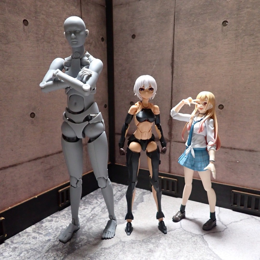 neocider's tweet photo. 西村式デッサン人形　オリーブさん
とりあえずグレーは届いた
意外と大きい
1/12より大きいけどさすがに1/6よりは小さい
正座や体育座りはもちろん腕組も出来る https://t.co/EF5SNdUDEd