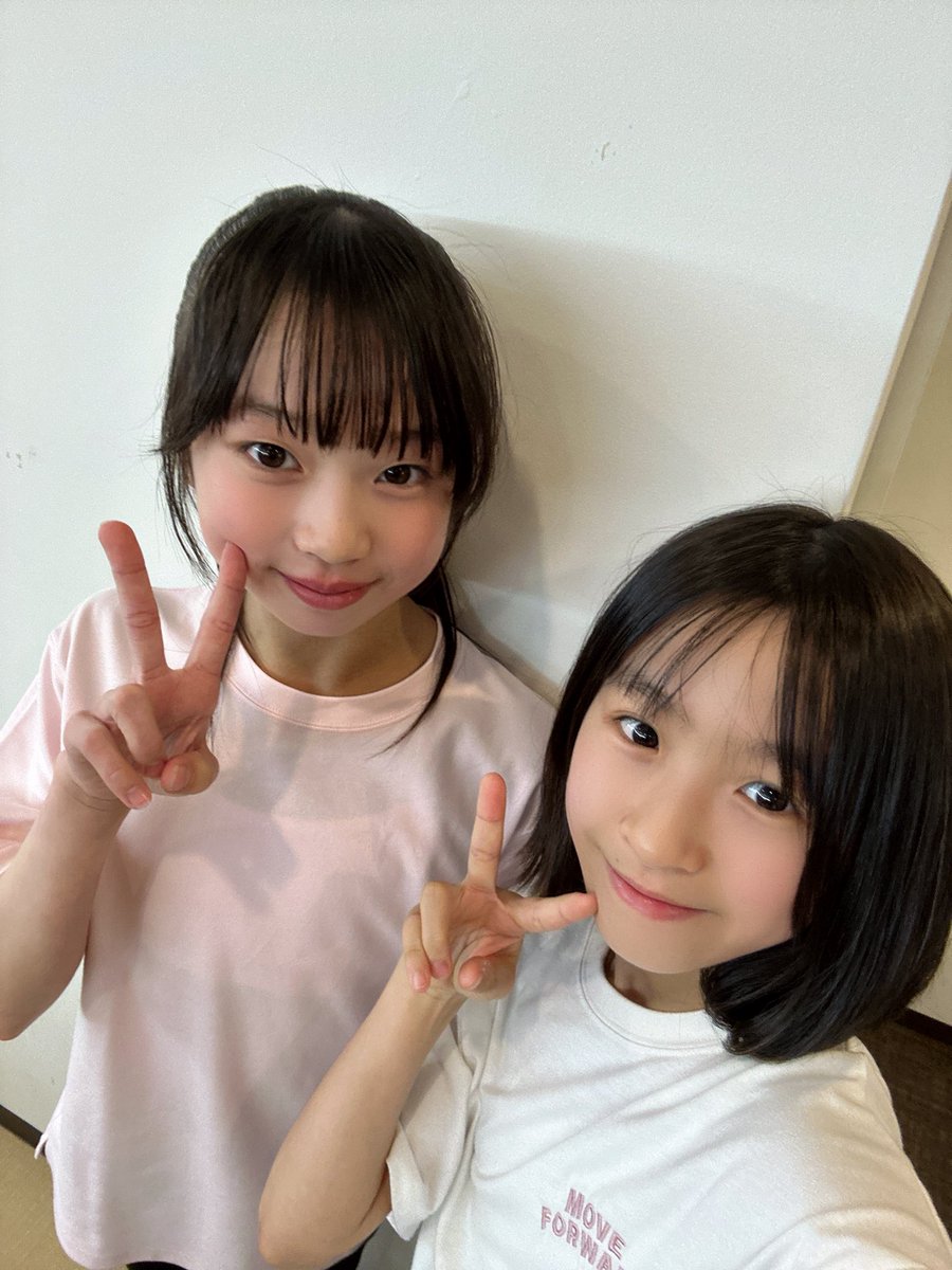 kenshusei_uf's tweet photo. みなさんこんにちは！

#ハロプロ研修生 の #根本花凛 です🌷🎐
#ハロプロ研修生 の #佐藤絢音 です🩷🤍

本日、10月4日(日)24時30分から
FM92.4  AM1422
#ラジオ日本
『Hello!SATOYAMA&SATOUMI Club～Next〜』 に #高瀬くるみ さんと出演させていただきます！！

根本花凛の意気込み🍀
・後輩とのラジオは2回目、そして高瀬さんとは初めての共演なので、すごくドキドキしますが、楽しくお話できるように頑張ります！
是非聞いてください✨️

佐藤絢音の意気込み🍒
・高瀬さんとはお会いするのも初めてで少し緊張していますが、たくさん学びながら、楽しくお話しできたらいいなと思っています♫✨
聞いてくださる方に楽しんでもらえるように、元気いっぱい頑張ります🍒🩷🤍

※この写真はお互い初めて会った時の写真です📸

高瀬さん、根本、そして初登場のあやねちゃんとの楽しい楽しいひとときをぜひお聞きください‼️

#next924 をつけたたくさんの感想もお待ちしております！😍

#HelloProject
#ハロプロ
#satoyama 
#satoumi 
#radiko