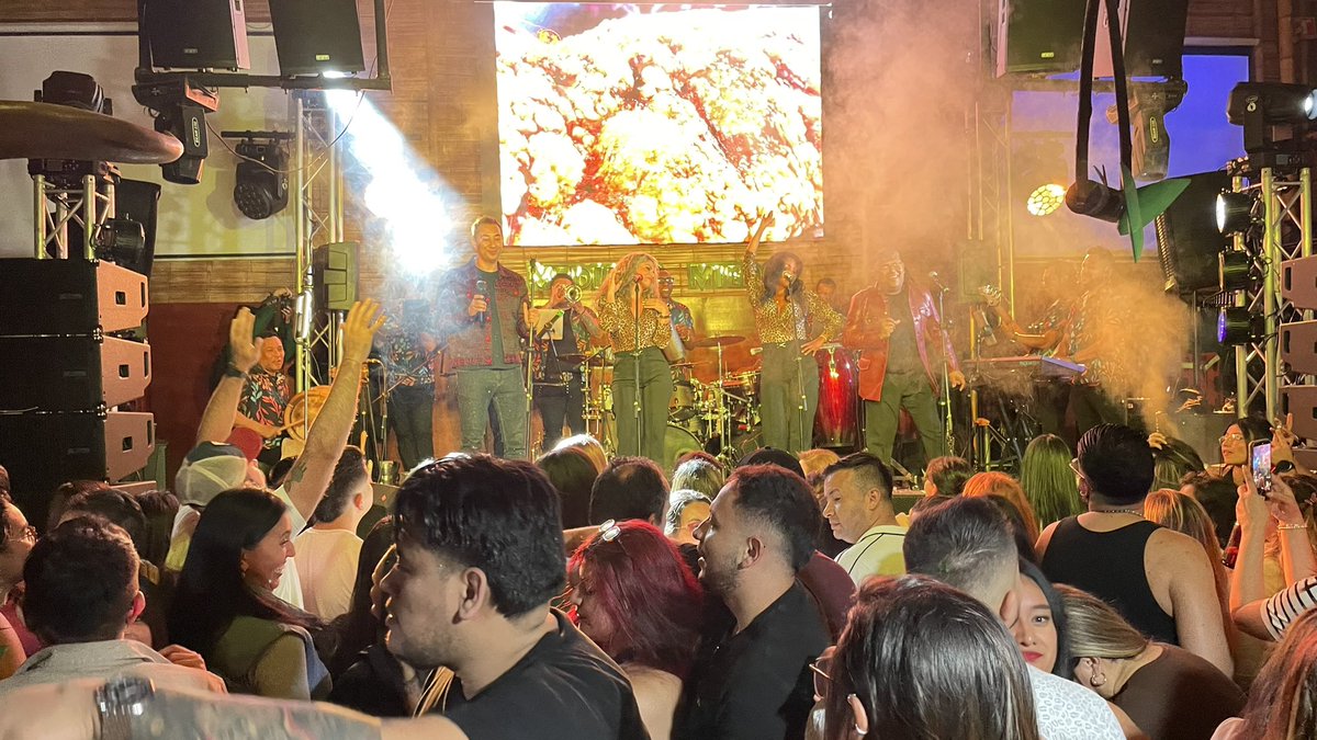 lasextrellas's tweet photo. Tremenda fiesta empresarial la de ayer. Bailaron y cantaron al ritmo de nuestros éxitos 💃🕺🏾❤️ https://t.co/BjAljaZO7L