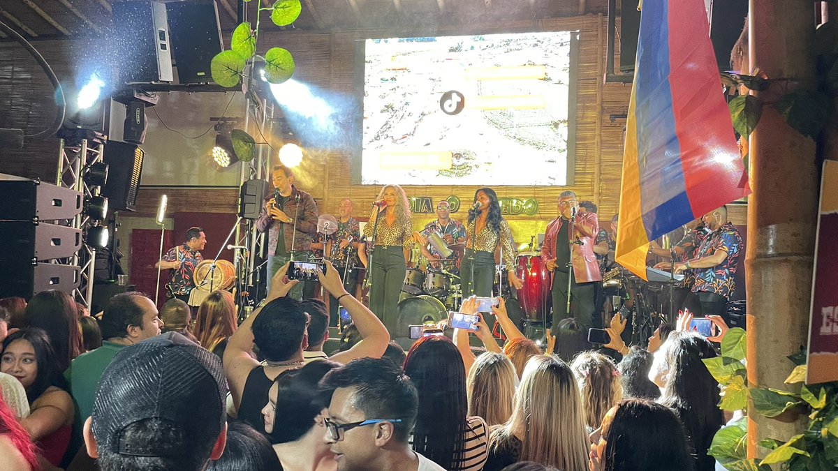 lasextrellas's tweet photo. Tremenda fiesta empresarial la de ayer. Bailaron y cantaron al ritmo de nuestros éxitos 💃🕺🏾❤️ https://t.co/BjAljaZO7L