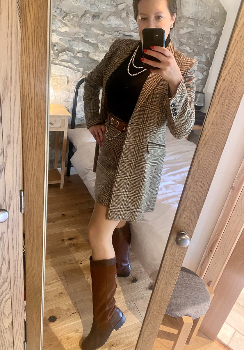 ZaraLuxx's tweet photo. Mistress heading out for 🥂 lunch with one of my sexy studs 😈…. Contemplating which leather boots I shall wear 👸🏻👸🏻😈 …. Cucks can pay for both our champagne 🤑 #findomgoddess #cheltenham #wales https://t.co/dAYK2RjB0B