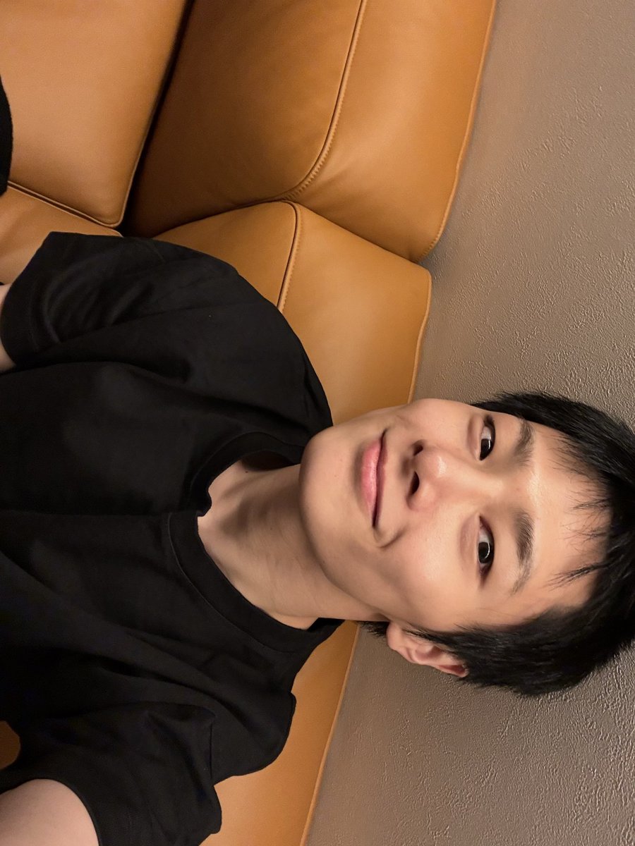 hyunehans's tweet photo. 261004 IN 🫧

🦊 hi, I dyed my hair ㅎㅎㅎ guess what color~~ do you wanna see? ㅎㅎㅎ

black hair is back

but all my hair was cut off so it got shorter

💬 you look like a soldier
🦊 yeah... let's just think of it as a preview

i should grow out my hair now

💬 will I ever be able to see oppa with long hair in this lifetime...
🦊 i'll grow it out, don't worry ㅎㅎㅎ

i'll go have dinner now ㅎㅎㅎ I finished work late yesterday so I started my day late today.. ㅋㅋㅋ

I finished my schedule at dawn then woke up at 2PM

anyway, enjoy the rest of your day ㅎㅎㅎ