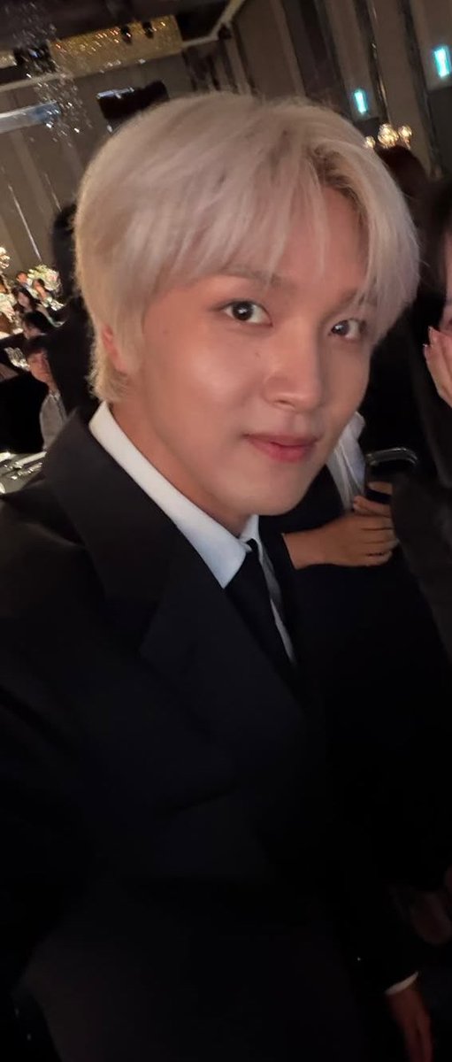 dh_1ee's tweet photo. 27살 이동혁의 정장이라니… https://t.co/BoGaXJP0sy