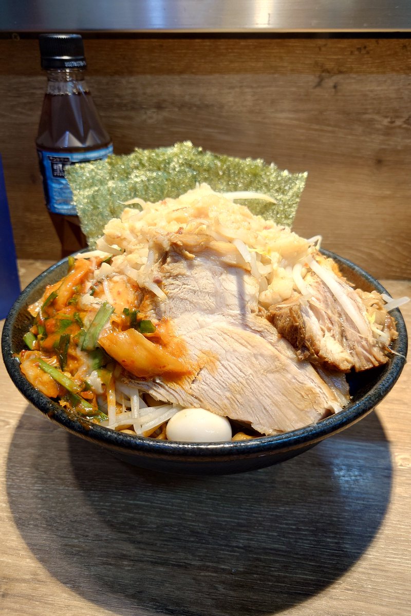 no_yokohama's tweet photo. 自家製麺 浜一🐷
振替日曜の🆕🔥限定【浜ブラック】汁あり🍜🍥
黒醤油ラーメン
ニラキムチ🌶TPなど

🤖&amp;🐼&amp;🏎&amp;俺の4人で🆕限定を求めて浜一🐷へ🤗
黒醤油のコクと風味が最高❗
色は濃いものの塩味に棘がなくてごくごくイケるめちゃ旨スープ💕
最&amp;高でした🤩

今日もご馳走様でした🙇‍♂️
@hamaichiyakou https://t.co/QWhkqryFA1