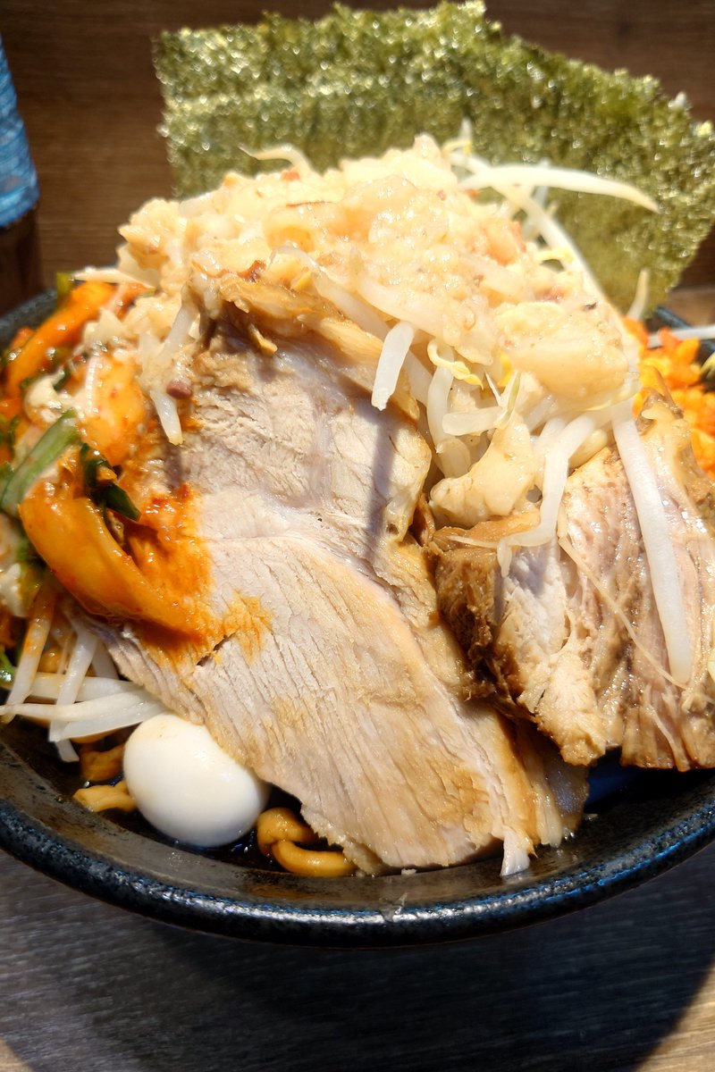 no_yokohama's tweet photo. 自家製麺 浜一🐷
振替日曜の🆕🔥限定【浜ブラック】汁あり🍜🍥
黒醤油ラーメン
ニラキムチ🌶TPなど

🤖&amp;🐼&amp;🏎&amp;俺の4人で🆕限定を求めて浜一🐷へ🤗
黒醤油のコクと風味が最高❗
色は濃いものの塩味に棘がなくてごくごくイケるめちゃ旨スープ💕
最&amp;高でした🤩

今日もご馳走様でした🙇‍♂️
@hamaichiyakou https://t.co/QWhkqryFA1