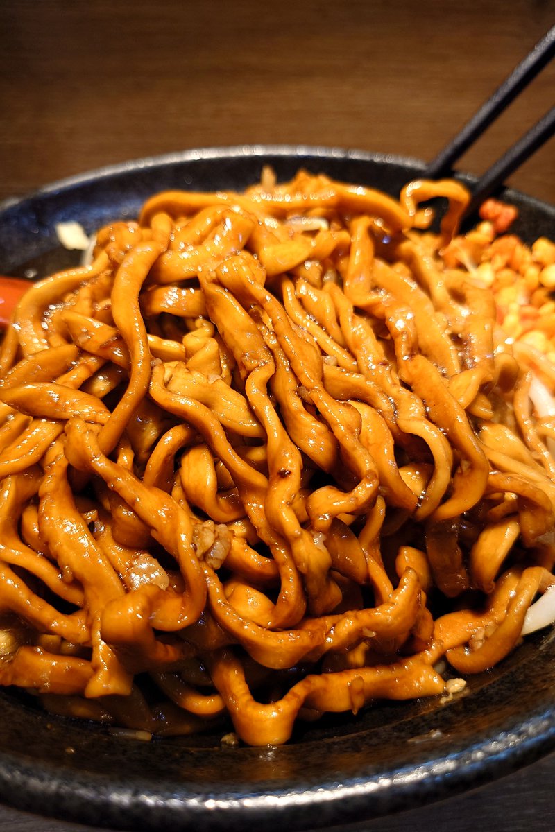 no_yokohama's tweet photo. 自家製麺 浜一🐷
振替日曜の🆕🔥限定【浜ブラック】汁あり🍜🍥
黒醤油ラーメン
ニラキムチ🌶TPなど

🤖&amp;🐼&amp;🏎&amp;俺の4人で🆕限定を求めて浜一🐷へ🤗
黒醤油のコクと風味が最高❗
色は濃いものの塩味に棘がなくてごくごくイケるめちゃ旨スープ💕
最&amp;高でした🤩

今日もご馳走様でした🙇‍♂️
@hamaichiyakou https://t.co/QWhkqryFA1