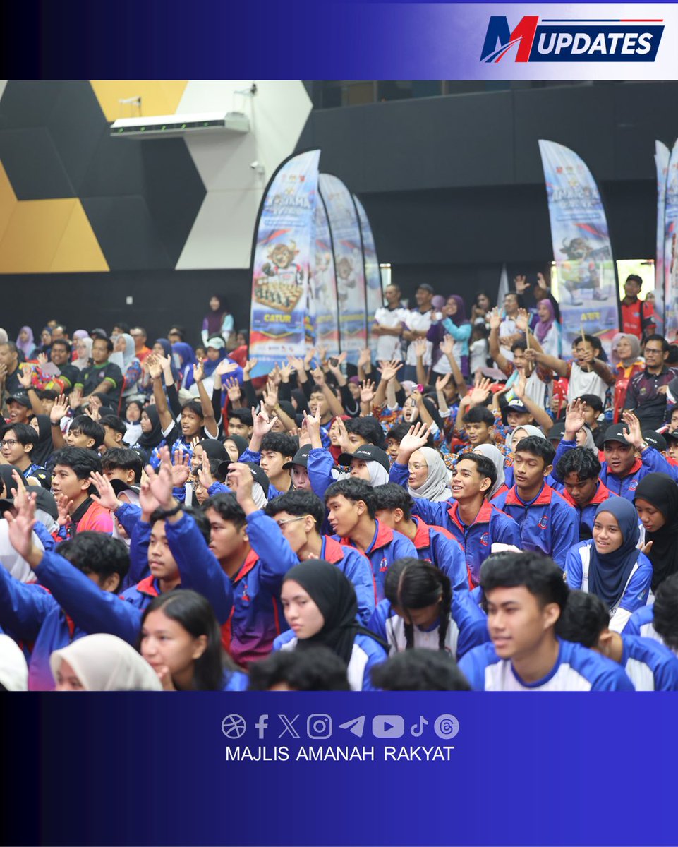 maragov's tweet photo. 𝗦𝗘𝗥𝗜 𝗜𝗦𝗞𝗔𝗡𝗗𝗔𝗥, 𝟰 𝗢𝗸𝘁𝗼𝗯𝗲𝗿 𝟮𝟬𝟮𝟲-Karnival Sukan Kolej Profesional MARA dan Kolej MARA (KASUKMA) XVI 2026 melabuhkan tirainya selepas berlangsung selama empat hari tiga malam di Kolej Profesional MARA (KPM) Seri Iskandar, Perak.

Karnival yang bermula pada 1 Oktober itu menghimpunkan seramai 380 atlet daripada 10 kontinjen terdiri daripada enam KPM dan empat KM, yang bersaing dalam sembilan acara sukan iaitu futsal, bola tampar, catur, road relay, petanque, badminton, ping pong, boling dan FIFA. 

Majlis penutupan disempurnakan oleh YBhg. Encik Zahari Aziz, Timbalan Ketua Pengarah (Pendidikan) MARA di Dewan Utama, KPM Seri Iskandar. Turut berlangsung sesi penyampaian hadiah sebagai penghargaan kepada pencapaian dan semangat juang yang ditampilkan para atlet sepanjang kejohanan. Pada majlis sama, insentif sukan turut disampaikan kepada atlet yang berjaya meraih pingat pada SUKIPT sebagai penghargaan atas pencapaian mereka.

Dalam ucapannya, beliau mengingatkan bahawa KASUKMA bukan sekadar medan memburu pingat dan piala, malah menjadi platform pembangunan pelajar melalui nilai disiplin, kepimpinan, komunikasi, kerja berpasukan dan ketahanan diri. Pengalaman bersukan juga dilihat sebagai pelengkap kepada kecemerlangan akademik dalam usaha membentuk pelajar MARA yang seimbang dan berdaya tahan. 

KASUKMA XVI 2026 turut menyaksikan penyerahan bendera tuan rumah kepada KPM Beranang sebagai simbol kesinambungan penganjuran KASUKMA 2027, sekali gus meneruskan tradisi kecemerlangan sukan dalam kalangan warga KPM dan KM.