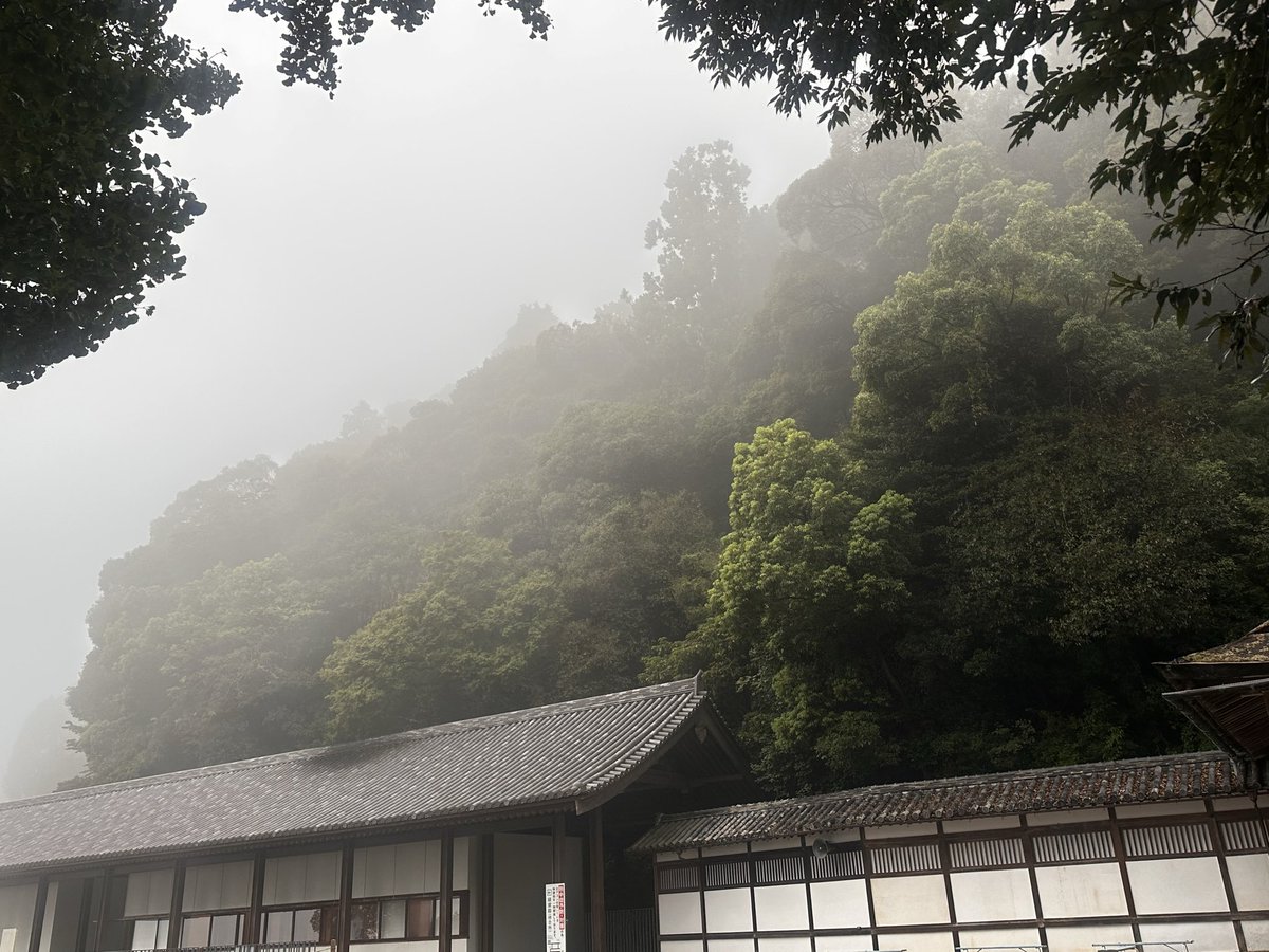 shizkan15's tweet photo. 9/8
⛩️金刀毘羅宮へ参拝させて頂きました。

御祭神　大物主命
　　　　崇徳天皇

御本宮まで参拝させて頂きました。
きちんと調べきれておらず、奥宮への参拝はできてなかったことを後で知る。
霧の御本宮の印象が強くて"また来たい"と思ったのは、"また来い"だった。。
ありがとうございます🙏 https://t.co/VBjup7zEw2
