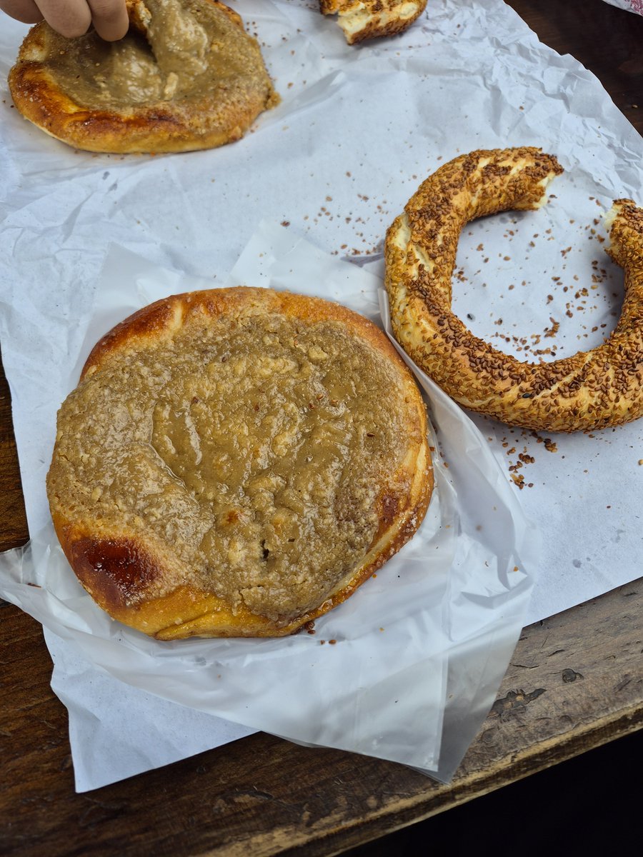 fotografcikabak's tweet photo. Günübirlik Bursa Gezisi - Part 1
Abdal Simit Fırını - Bursa

Lezzet: 9/10
Fiyat: 9.5/10 

Tahanlı zaten bilindik bir şey çok yorum yapmama gerek yok, birkaç farklı yerde yedim ve açıkça simit-tahanlı bütün olarak en iyi yer bence abdal. 65 lira büyük tahanlı 20 lira simit + https://t.co/zd9A5iljKQ