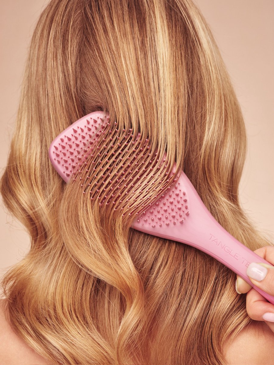 tangleteezerjp's tweet photo. NEW｜The Complete Carebrush™

ときほぐし、ツヤ出し、頭皮ケアをこれ1本で。
タングルティーザーの「ザ・コンプリート ケアブラシ」✨

気品あふれる4カラーをご紹介🍃
お気に入りのカラーと、毎日のケアをもっと特別な時間にしませんか？

詳細はこちら💡
https://t.co/VTNHQZbRF4 https://t.co/j2WHXfFV61