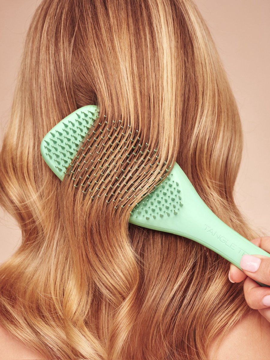 tangleteezerjp's tweet photo. NEW｜The Complete Carebrush™

ときほぐし、ツヤ出し、頭皮ケアをこれ1本で。
タングルティーザーの「ザ・コンプリート ケアブラシ」✨

気品あふれる4カラーをご紹介🍃
お気に入りのカラーと、毎日のケアをもっと特別な時間にしませんか？

詳細はこちら💡
https://t.co/VTNHQZbRF4 https://t.co/j2WHXfFV61