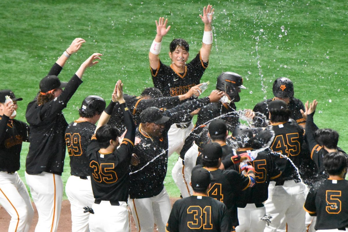 NkTkm_24's tweet photo. 2026年の現地は15勝12敗1分でした🐰
（東京ドーム 11勝10敗1分、神宮 2勝1敗、バンテリン 2勝1敗）

今年はあんまり行けないかもと思ってたけど30試合近く行けてよかった。そして去年より本当に本当に現地が楽しかった😭

↓今年の印象的な試合たちです https://t.co/SR5eHvnWX4