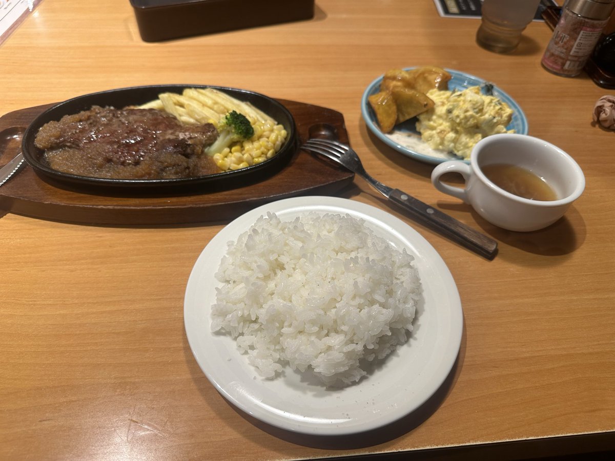 awawa55555's tweet photo. 今日の晩御飯はステーキ🥩
いただきまーす https://t.co/ZG1Rn2hch8