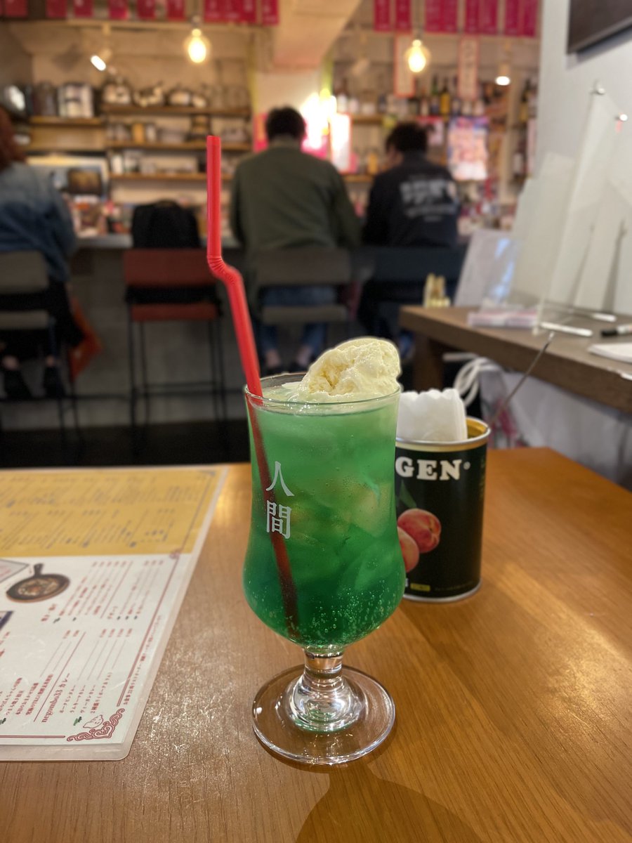 mhiguchi_nims's tweet photo. 新宿

本人が在廊ということで写真の個展に行きました。場所(人間レストラン)は雑居ビルの4階にあって、入るのにちょっと勇気がいりました💦
頼んだクリームソーダと餃子、どちらも美味しかったです✨

リュウがゴジラに波動拳出してました。ストリートファイター／ザ・ムービー、4DXで見てみたい。。 https://t.co/k1I4pBwhfx