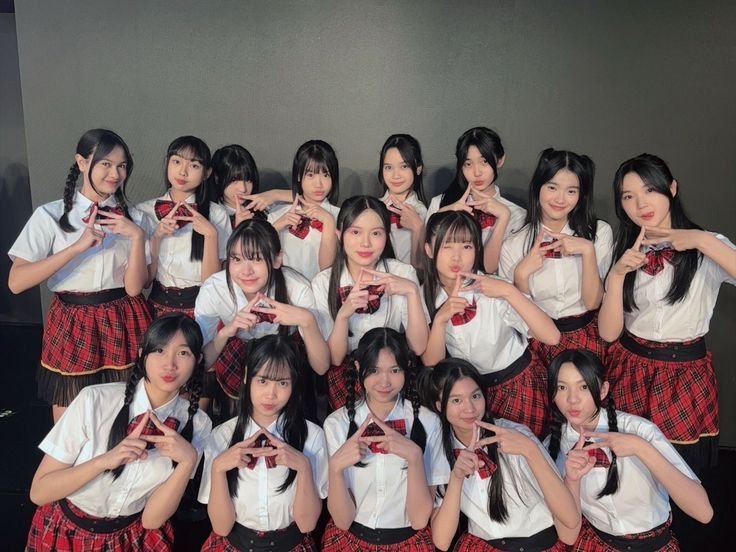 AshliPalsu's tweet photo. Udah di fase gen 12 ngumumin grad, dan semua bakal kebagian momen itu. Mereka punya mimpi yang jauh lebih besar di luar sana.
Senang bisa mengikuti kegiatan kalian dari yang  full ber 17 sampe berkurang satu persatu. Makasih sudah bertahan sejauh ini.
Lop u gen 12🤍
#Forever17 https://t.co/HSjXXmSizI