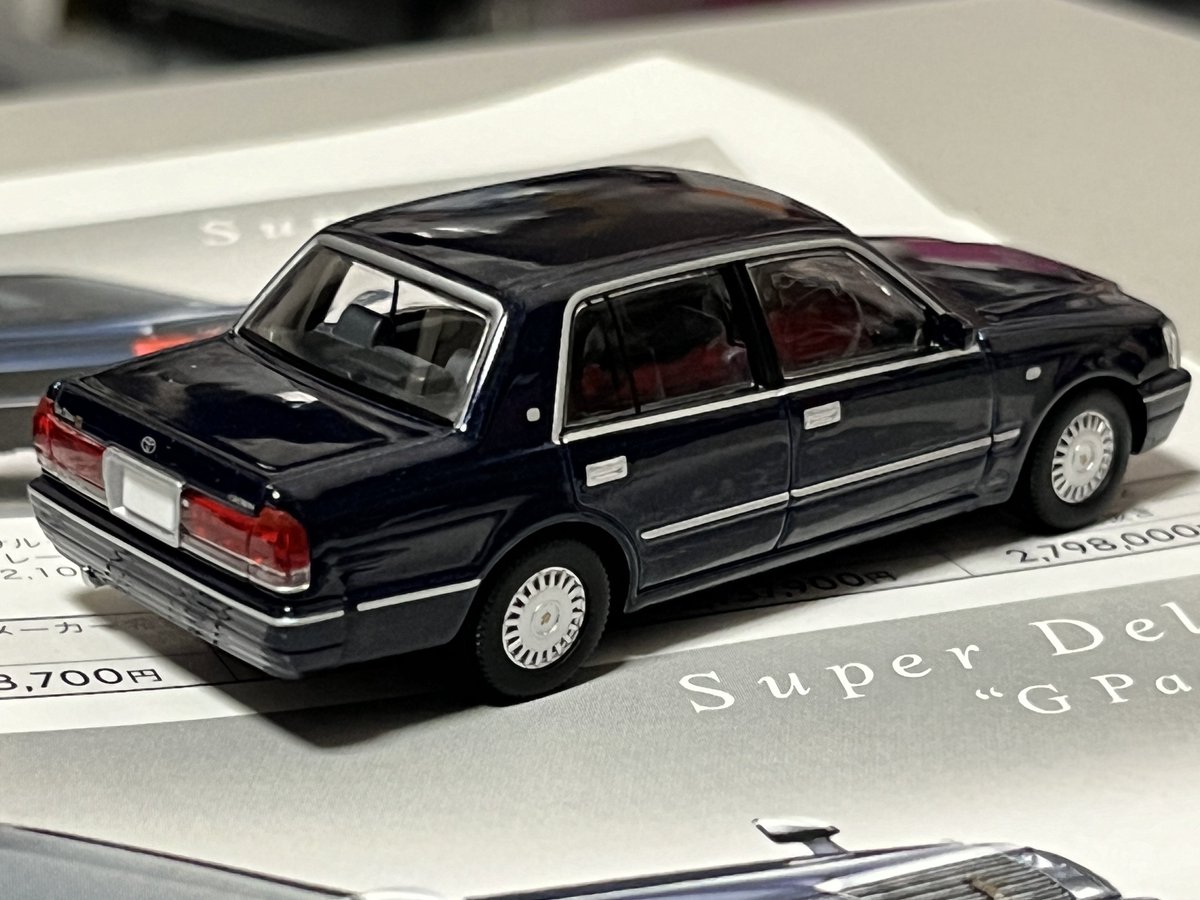 COROLLA_210's tweet photo. トミカリミテッドヴィンテージのクラウン セダン ノーマル仕様
タク仕様には無かったホイールキャップにエンブレム再現がある…
タクシー仕様と並べて下駄車感出すのも面白いかも https://t.co/skyF3v48gg