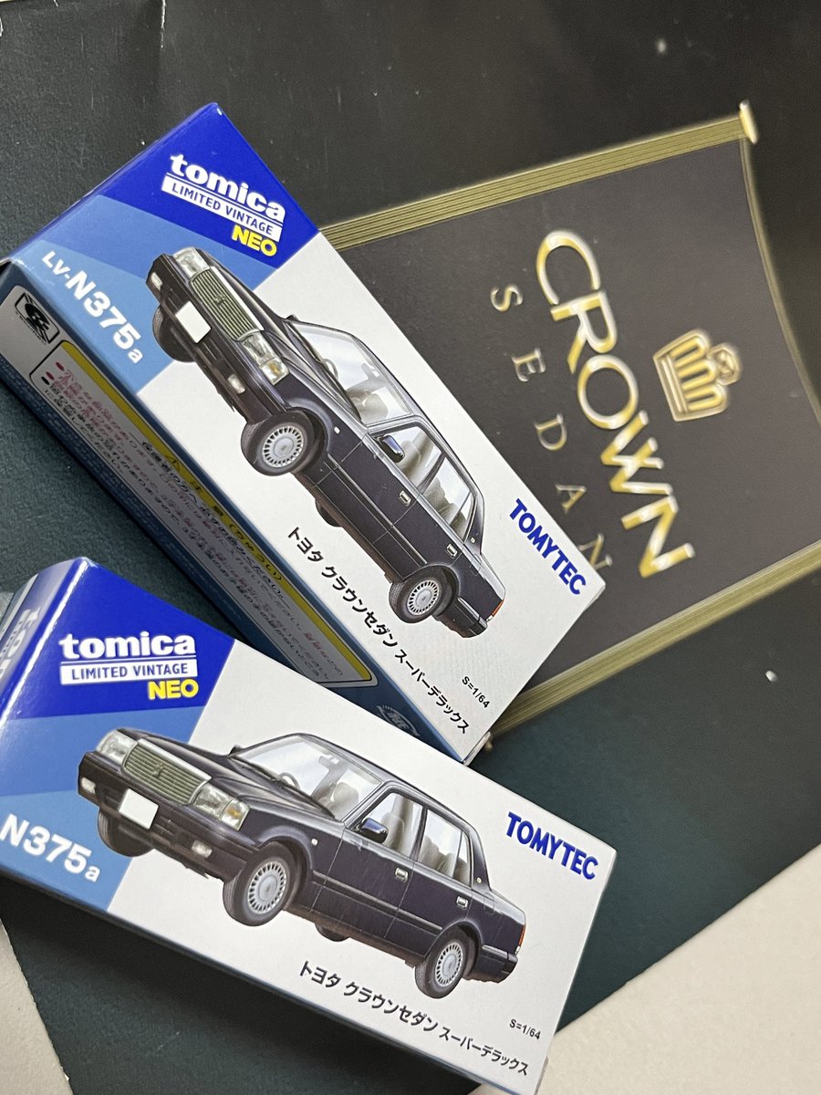 COROLLA_210's tweet photo. トミカリミテッドヴィンテージのクラウン セダン ノーマル仕様
タク仕様には無かったホイールキャップにエンブレム再現がある…
タクシー仕様と並べて下駄車感出すのも面白いかも https://t.co/skyF3v48gg