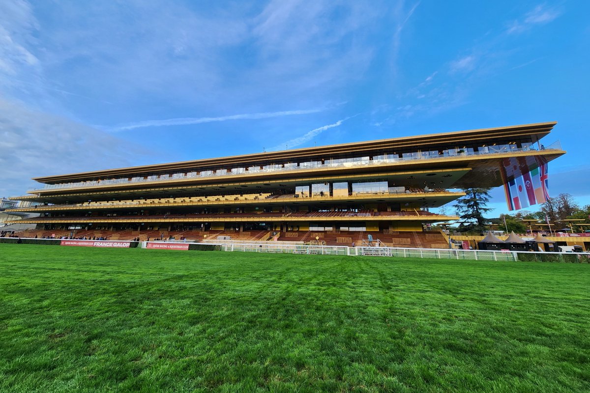 JRAVAN_info's tweet photo. 本日 #凱旋門賞 が行われるパリロンシャン競馬場の様子です🇫🇷発走まで3時間を切りました！ https://t.co/V3zwItUiED
