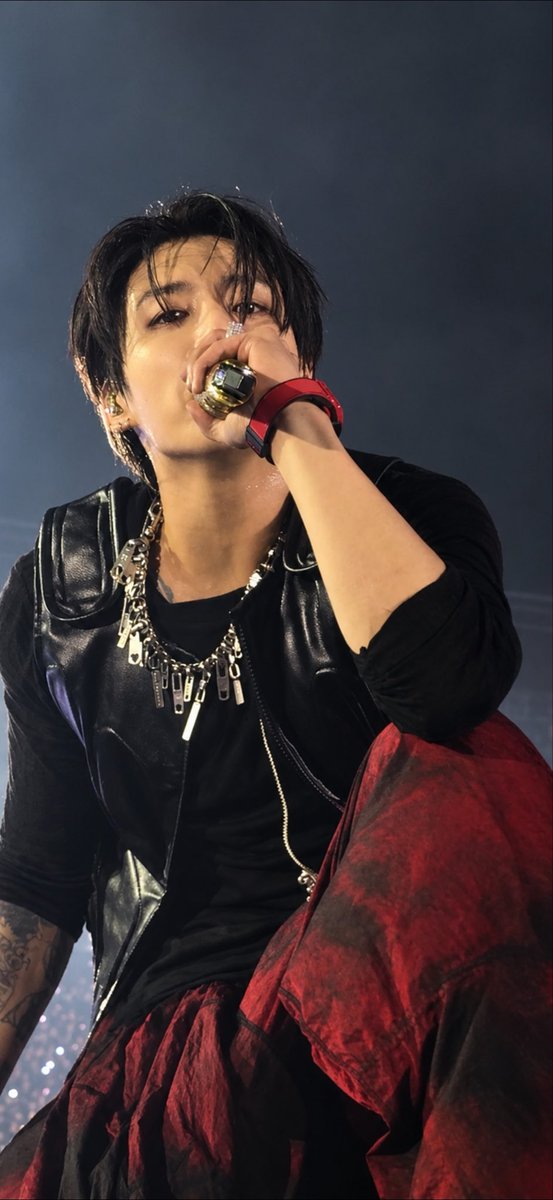 mnjeonjungkook's tweet photo. Jungkook eye contact?? girl he’s looking straight into your soul 😭 https://t.co/Sbim4tRfD6