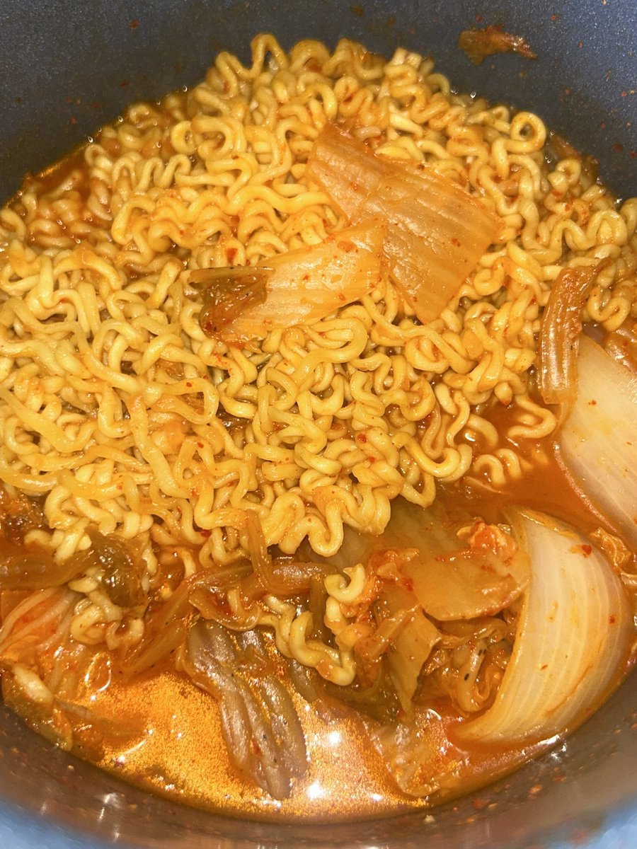 zkzeue's tweet photo. 김치찌개 라면사리 아니면 안되는 날이 있잖아 https://t.co/6vPVODh4cw