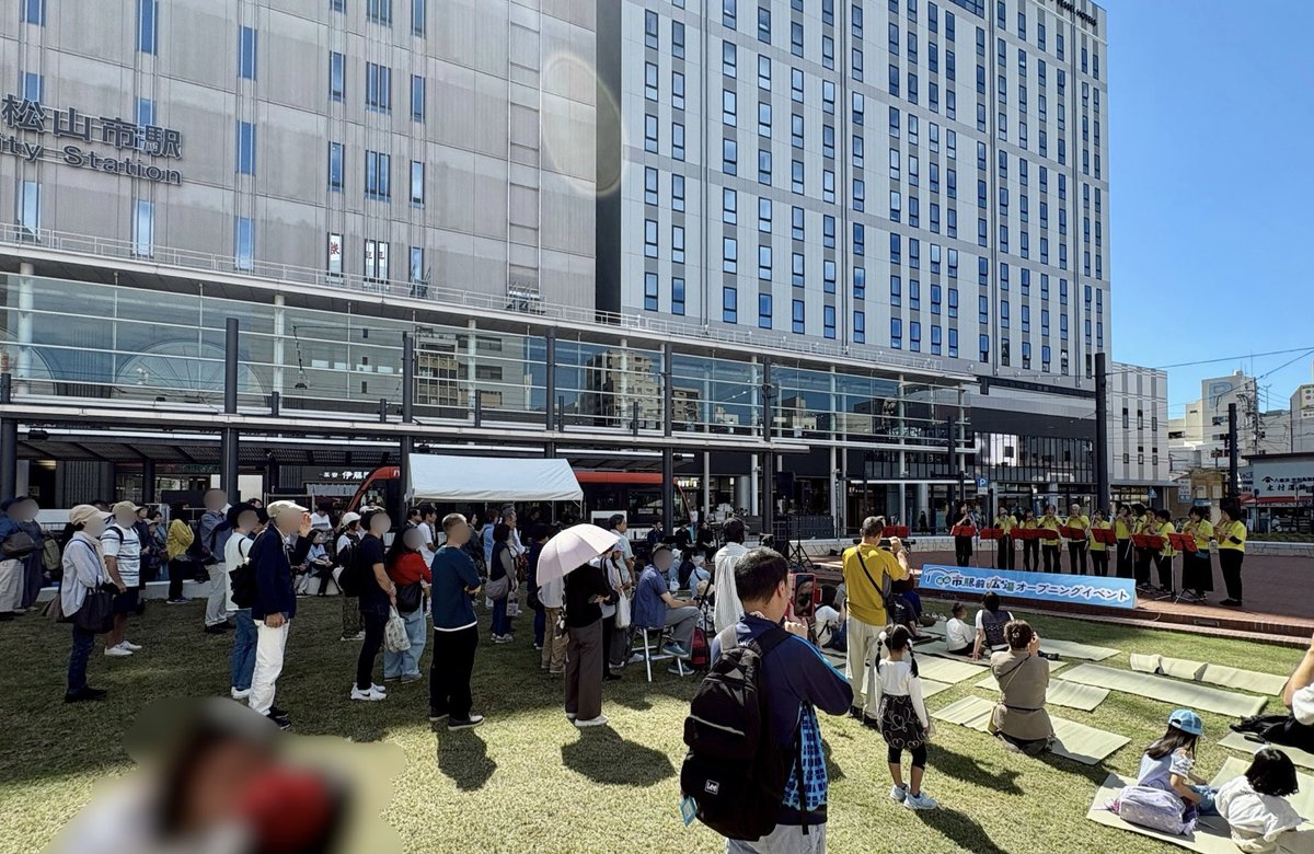 y3okawa's tweet photo. 祝・松山市駅前広場竣工！！！
軌道敷のサイドリザベーション化、トランジットモールの導入による交通体系の再編と歩行者空間の拡充。交通空間をコンパクトに再編することで生まれた余白を、多様な滞在や活動を受け止める広場空間へ。 https://t.co/kcN5EzE7FZ