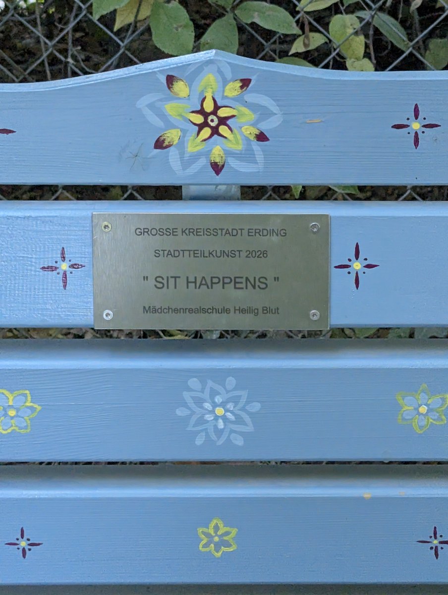paragrafizm's tweet photo. #Erding w Parku miejskim w Erding pewna pozytywna parafraza pewnego niezbyt hm... literackiego powiedzenia : tutaj "sit happens " https://t.co/Uf0r8xcd8t