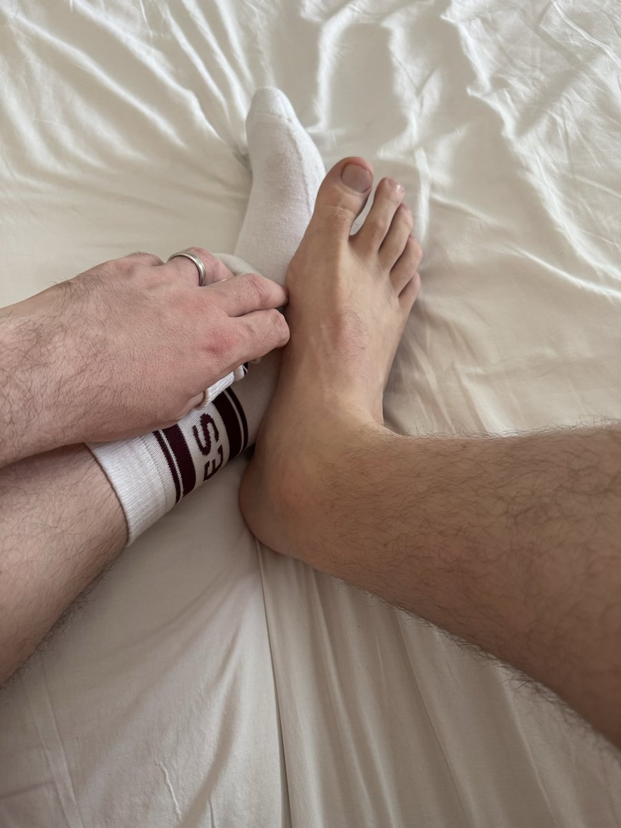 HornyFellaSA's tweet photo. Something for my fellow feet and socks lovers. Happy Socktober bros! 👊 #malefeet #socks #hairylegs #footbros https://t.co/knr5ZLGQmi