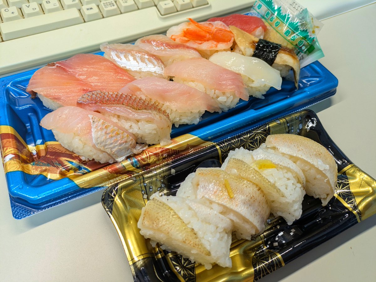 IgaguriTaruto's tweet photo. へへ…半額寿司が熱い🍣🐟️✨️ https://t.co/e2t5laxqtM