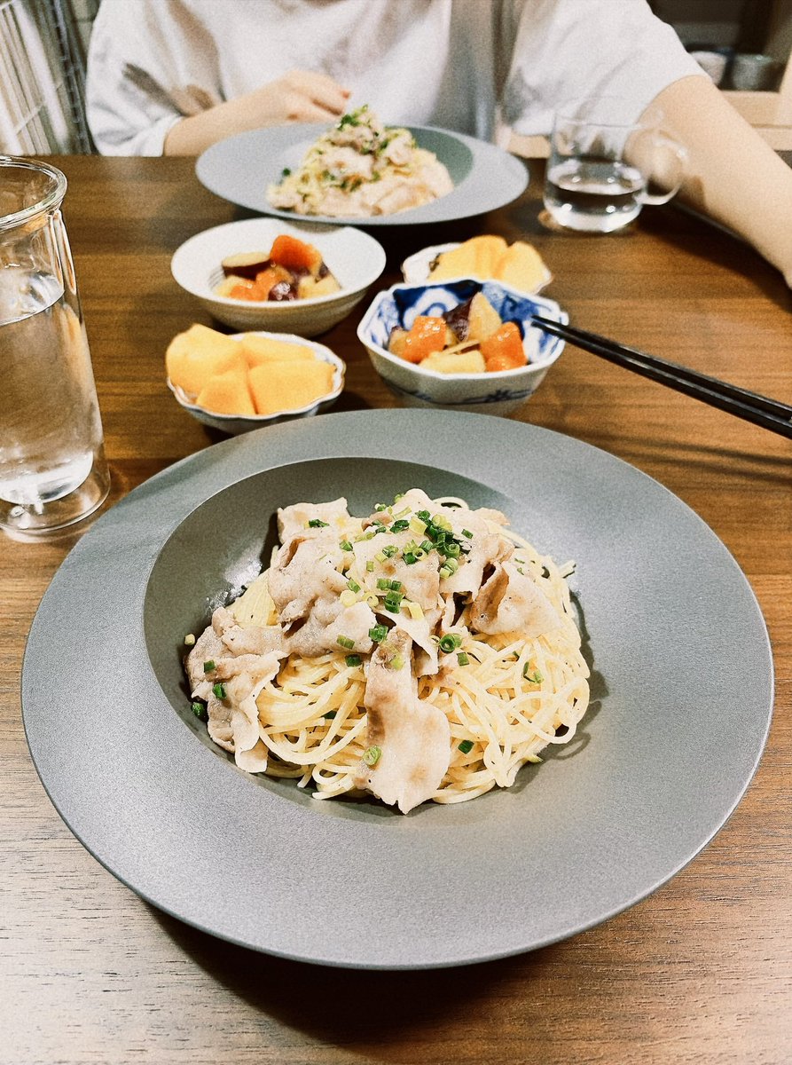 saba_tete's tweet photo. 今日の飯！豚と柚子胡椒のパスタ、さつまいもとにんじんのグラッセ https://t.co/DVCFhK16TM