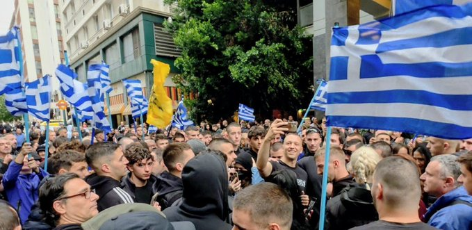 pylonas's tweet photo. Το αν είσαι βάρος για μιά κοινωνία κρίνεται βάσει του ποιά από τις δύο συγκεντρώσεις σε κάνει να φοβάσαι για το μέλλον. https://t.co/NiBg6fDYi7