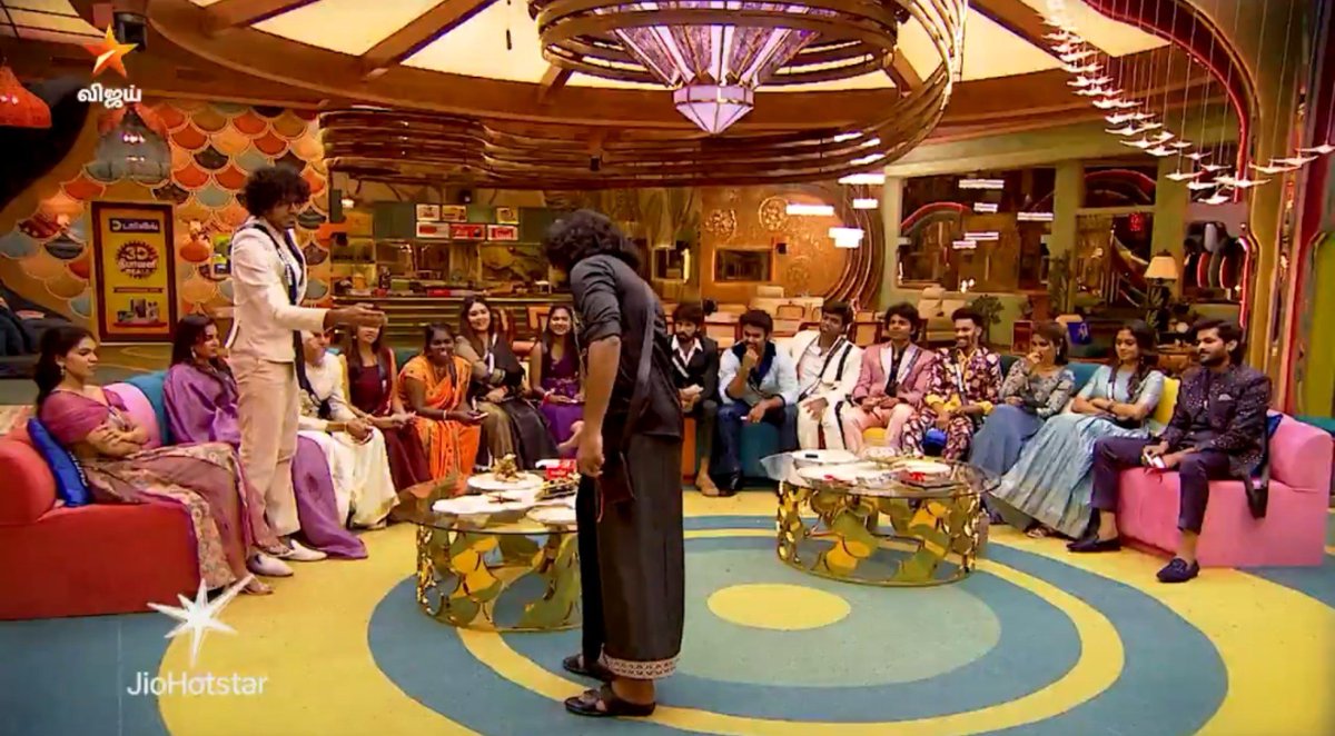 VenkatExe23's tweet photo. TTF to Jason : Eduthuko, itha attitude vena nala irukathu 🔥🥶

Avan kaila kudupan nu enthurichan, ttf kila potu eduthuko 🥵...

Jason monji sethu pochi 🤡
#biggbosstamil10 #BBTamil10 https://t.co/AYxxRL4rSH