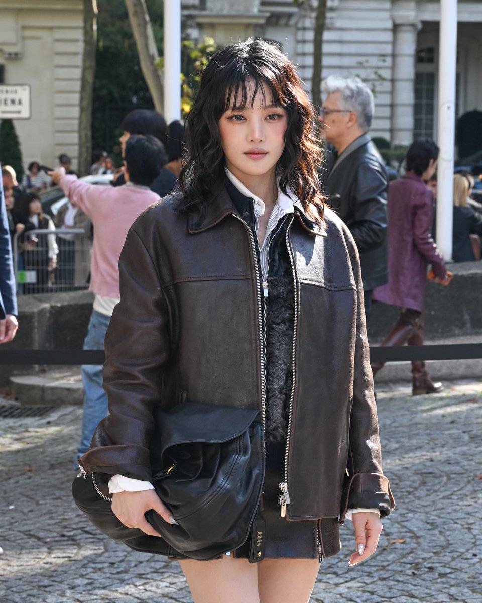 lessencestudios's tweet photo. Miu Miu brand ambassador Minnie arrives at the Miu Miu Spring/Summer 2027 show at Paris Fashion Week.

#MiuMiuSS27 #Minnie https://t.co/A5kD1jd6Ld
