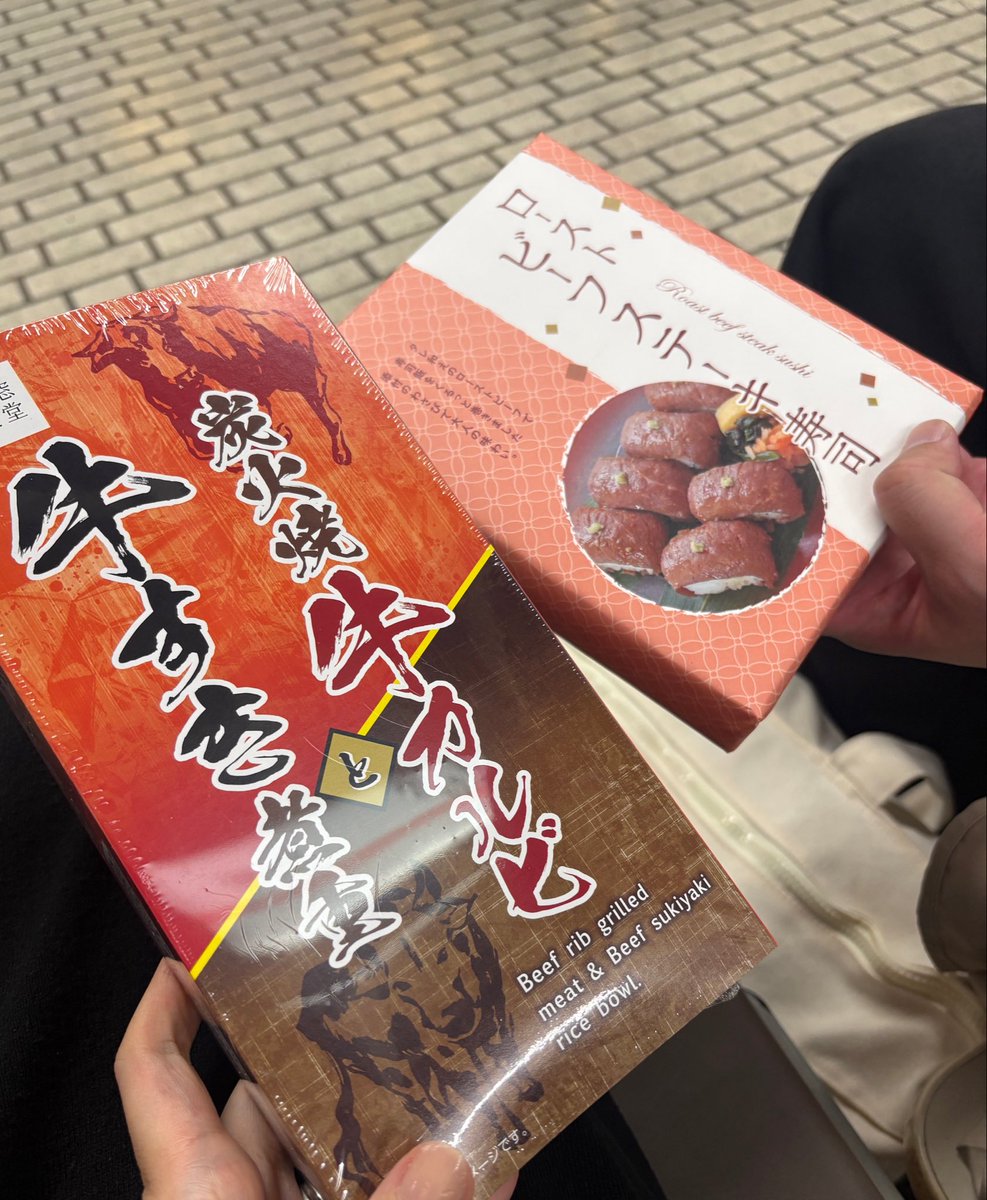 3737no31's tweet photo. 朝、カフェ。
昼、キッチンカー。
夜、駅弁。
キッチンカーの牛タン丼うまでした😋 https://t.co/DCYYmaJ5F8