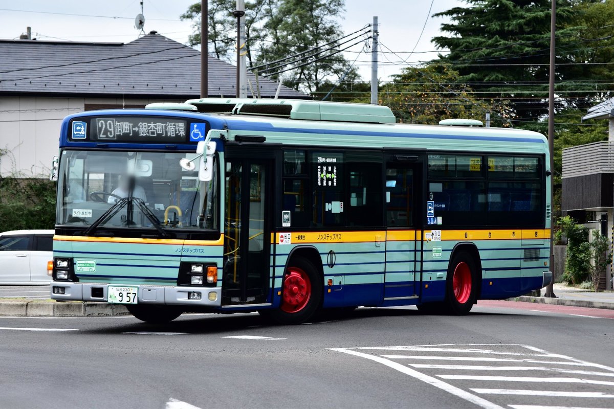 local_area_bus's tweet photo. 仙台市営バス (霞の目)
仙台230あ 957　PKG-LV234L2(10年式)
(市内均一区間のワンマンカラー)
リバイバルカーとして選抜されたPKG-LV。黄帯と赤ホイールが特徴的です。 https://t.co/dNYZnYotIE
