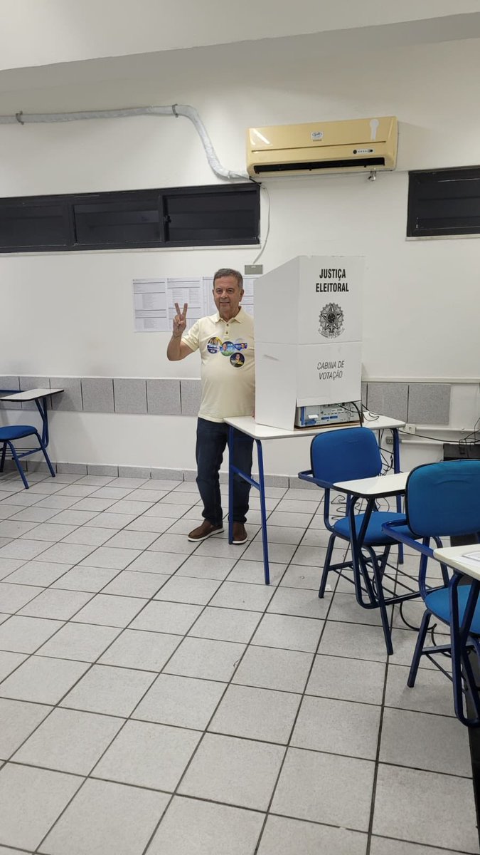 rogeriosmarinho's tweet photo. Já cumpri o meu dever com o Brasil 🇧🇷, votei 22 https://t.co/ApVmRoTob4