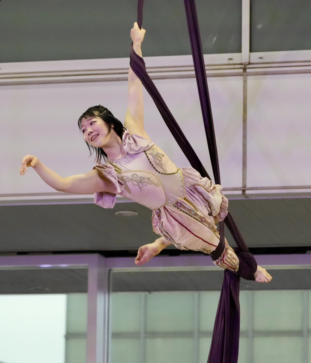 kurogomalibrary's tweet photo. たかまつ大道芸フェスタ2026。

最終日、終了しました。

後半です。雨進行でポイント移動がなかったので、演技枠が少ないのにいっぱい観れました。

今日はずっと雨でした。
それでもファイヤー！
スペシャルゲストさん、などなど。
すごく楽しんでしまいました。みなさん、本当にありがとう‼️

残念ながら夜会の分は後日のライブラリー行きです。

#大道芸
#たかまつ大道芸
#たかまつ大道芸フェスタ
#たかまつ大道芸フェスタ2026