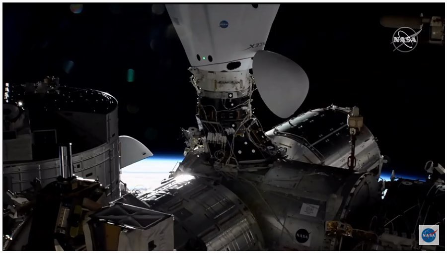 NanoracksSpace's tweet photo. Hard capture complete. #BishopAirlock, meet the International Space Station. https://t.co/2T32f7sn1W