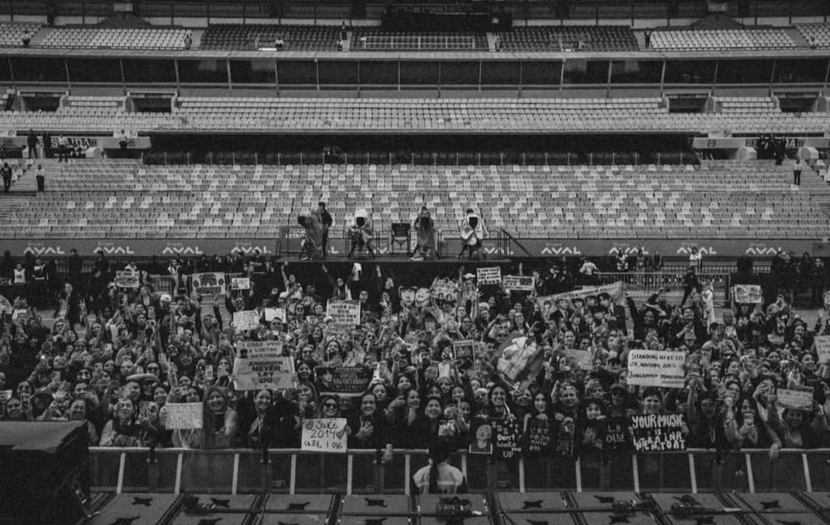 koomiluvin's tweet photo. Que jungkook haya subido una foto donde se ve un cartel de ays jikook justo en el centro es algo muy jungkook de su parte https://t.co/hKnSKDcvhK