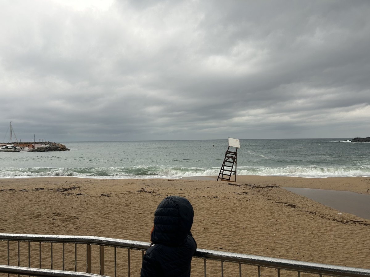 Tabe_24's tweet photo. 今週末はなんと土曜日夜から日曜日昼までカタルニアの広範囲で大雨警報😨今日は荒れ狂う海を見に行ったけど現在はそれほどでもなく。でも砂が流されてビーチ監視員の場所が傾いてた。雷はずーーっと鳴ってます。 https://t.co/5xp4XOEikI