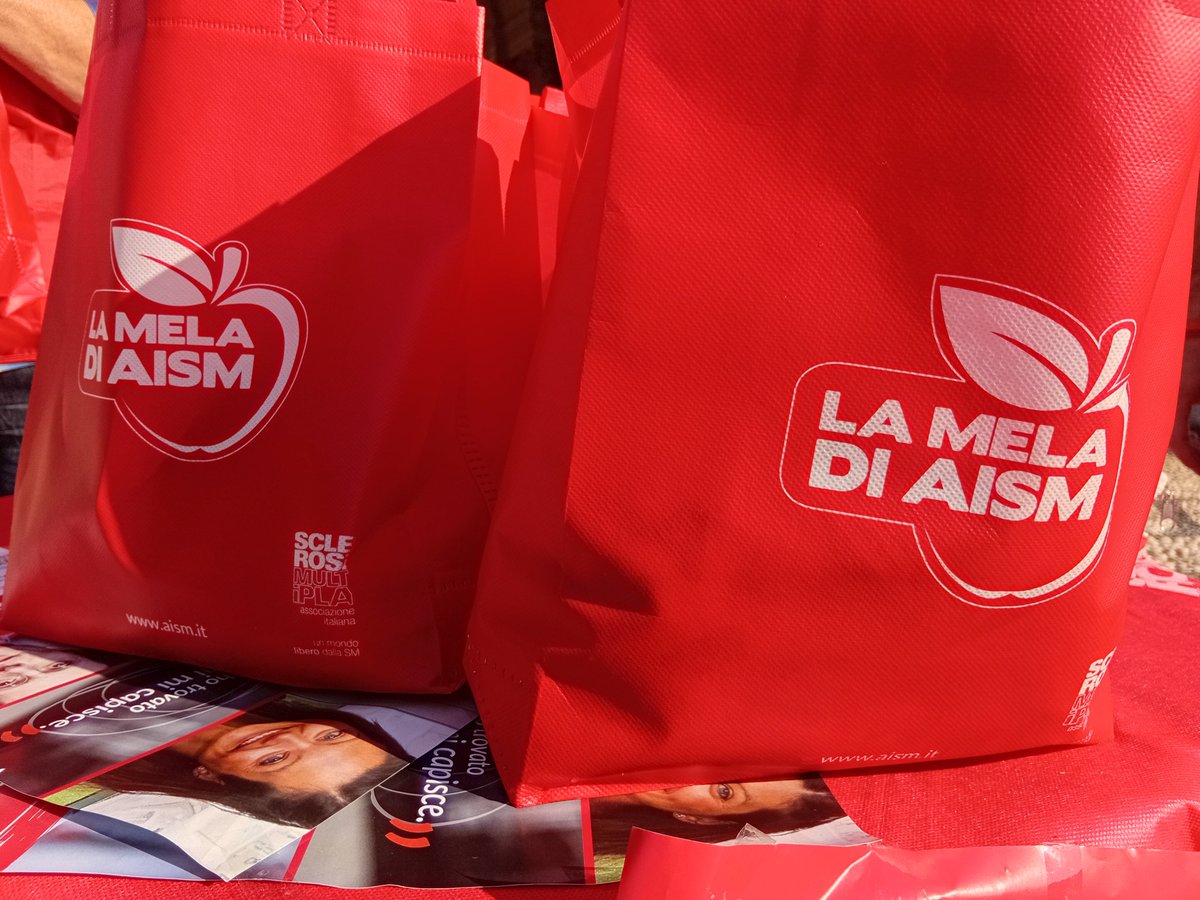 Alessan67153720's tweet photo. Anche a #Cerano con @aism_nazionale nella lotta contro la #sclerosimultipla. Grazie ai volontari! 🍏 ❤️ #4ottobre #Piemonte https://t.co/YBMbd0PxOt