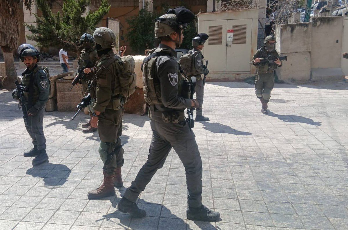 MonicaBergamas9's tweet photo. Le festività ebraiche sono la scusa un po' dappertutto in Palestina per sottrarre spazi e comprimere la vita dei Palestinesi e far imperversare gli israeliani.Chiusi negozi, impediti accessi a vie e siti religiosi,👇vediamo i coloni prendere d'assalto la città vecchia di Hebron https://t.co/Lc0cAvSgY3