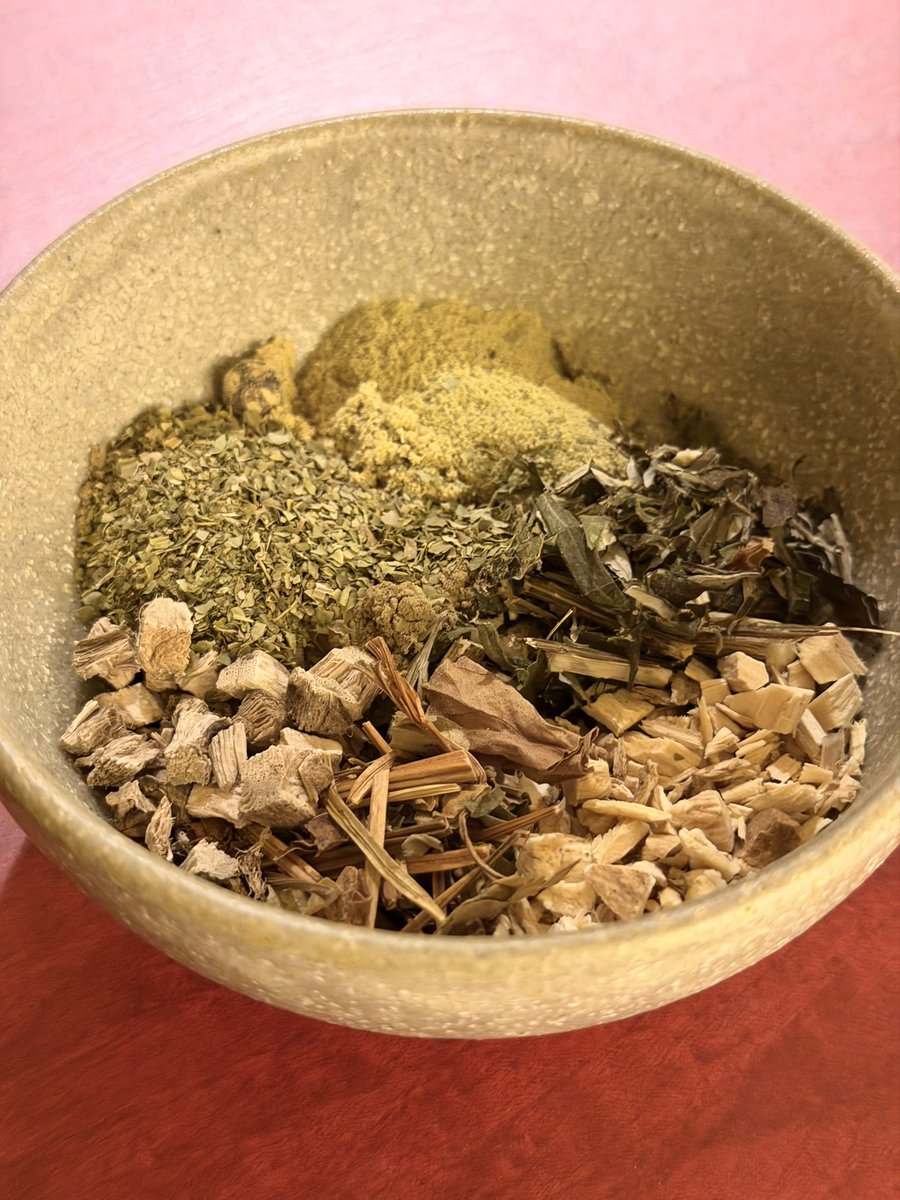 yuika_matsuda's tweet photo. 漢方よもぎ蒸し、信じられないほどの滝汗。その日の体調にあわせて漢方をブレンドしてくれて、35分蒸される間にシャワー浴びた？ってくらいビッショビショに発汗。身体の中の要らないものまで全部流れたようなスッキリ感。身体が軽くなって、睡眠の質まで良くなった感じして、体調も肌も調子良くなる！ https://t.co/C8hZg3LVZN