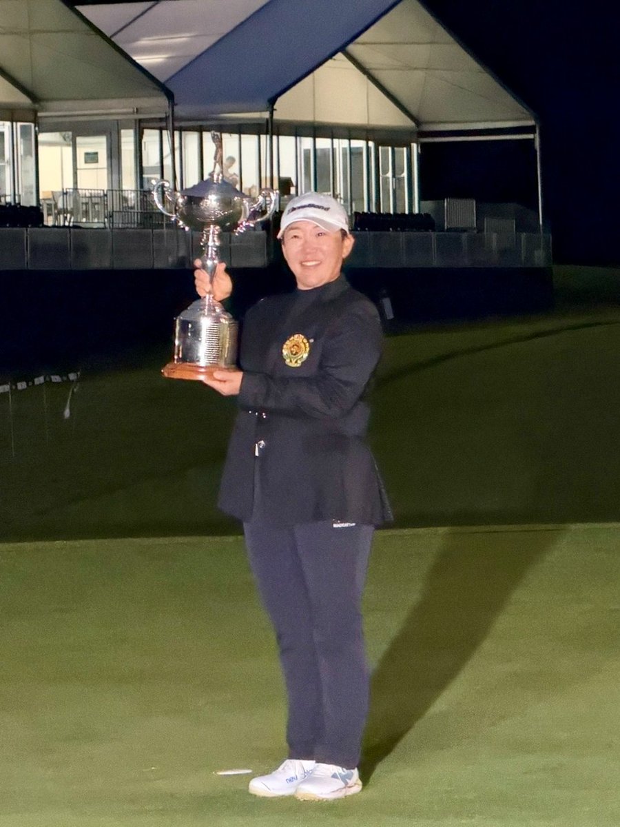 ThreeBond_japan's tweet photo. 🏆✨申ジエプロ優勝！！✨🏆

日本女子オープンゴルフ選手権で、桑木志帆プロとの3ホールに及ぶ激闘のプレーオフを制し、見事頂点に輝きました！🔥

この優勝によりJLPGAツアー30勝を達成し、永久シード権を獲得👏✨

皆さまの応援が大きな力となりました！ 本当にありがとうご��いました😊

🎉ぜひコメントで申ジエプロへお祝いメッセージをお願いします！🎉

#申ジエ #日本女子オープンゴルフ選手権 #JLPGA #優勝 #永久シード権獲得 #ゴルフ #golf