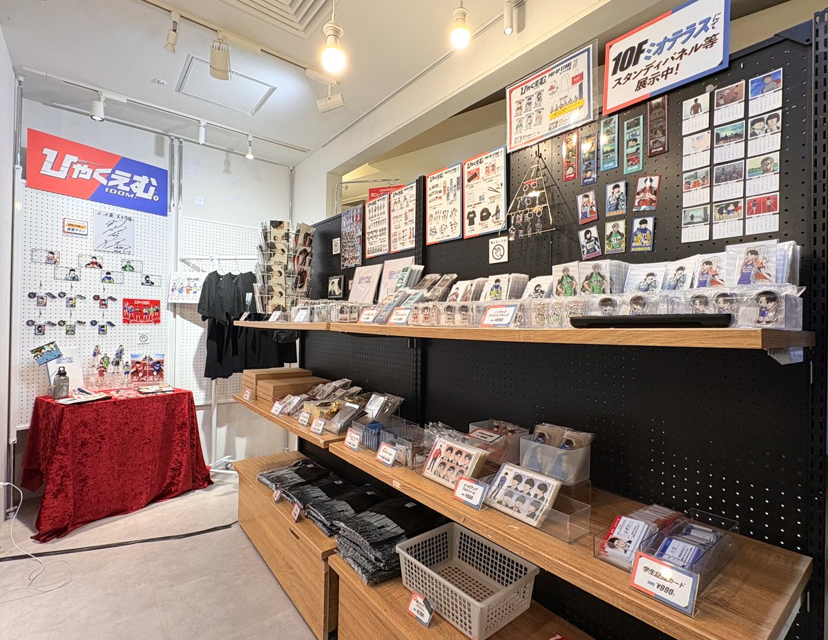 manga10_torico's tweet photo. 🎽👟劇場アニメ『ひゃくえむ。』ポップアップストア🏃‍♂️💨 at #マンガ展天王寺 【最終日】

◥◣ ✨🏃🏻‍♀️天王寺会期満了🏃🏻🏁 ◢◤

大阪会場、お楽しみいただけましたでしょうか❔👀

皆さまの作品へのガチな思いが伝わる
アツい会期となりました🏋🏻❤️‍🔥🏅

＼＼10月21日(水)からは➰❕／／
《#マンガ展渋谷》会期が𝐒𝐓𝐀𝐑𝐓‼️

大阪🐙から東京🗼へ、バトンタッチとなります🏃🏼‍♂️🏃🏻💨
引き続きお楽しみください✨

🔽イベント詳細はコチラから🔽
https://t.co/nB4nDJEt5Q