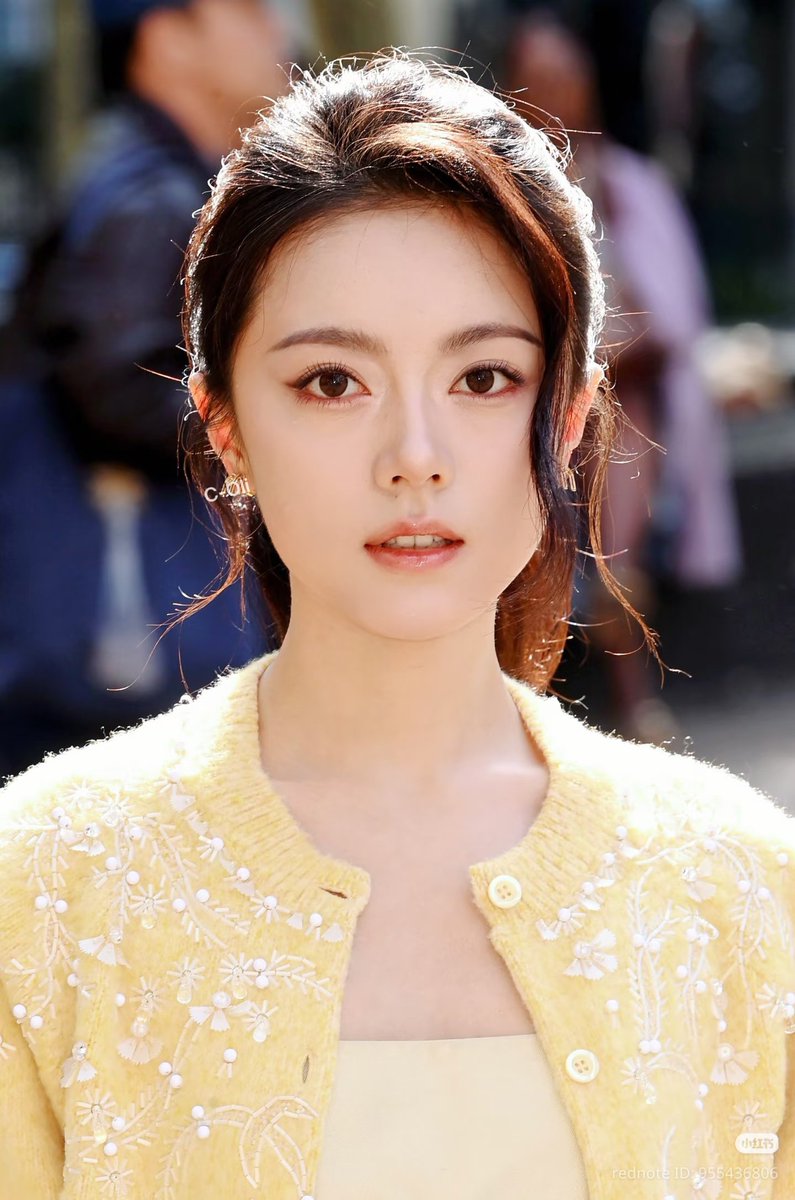 randmpersonjk's tweet photo. 2026.10.04
#ZhaoJinmaixMiuMiu

Official media photos of Zhao Jinmai on Miu Miu's 2027 Spring/ Summer Paris Fashion Week! 📸

#ZhaoJinmai 🌾 #赵今麦 #MiuMiuSS27 https://t.co/8wC6As2ZKl