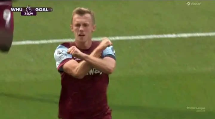 CFCNigerian's tweet photo. Just imagined Rivers United of Port Harcourt beat BendelInsurance of Benin in the last minute and the goal scorer hit this celebration in front of a sold out stadium 😂 https://t.co/FTkpbuFooZ