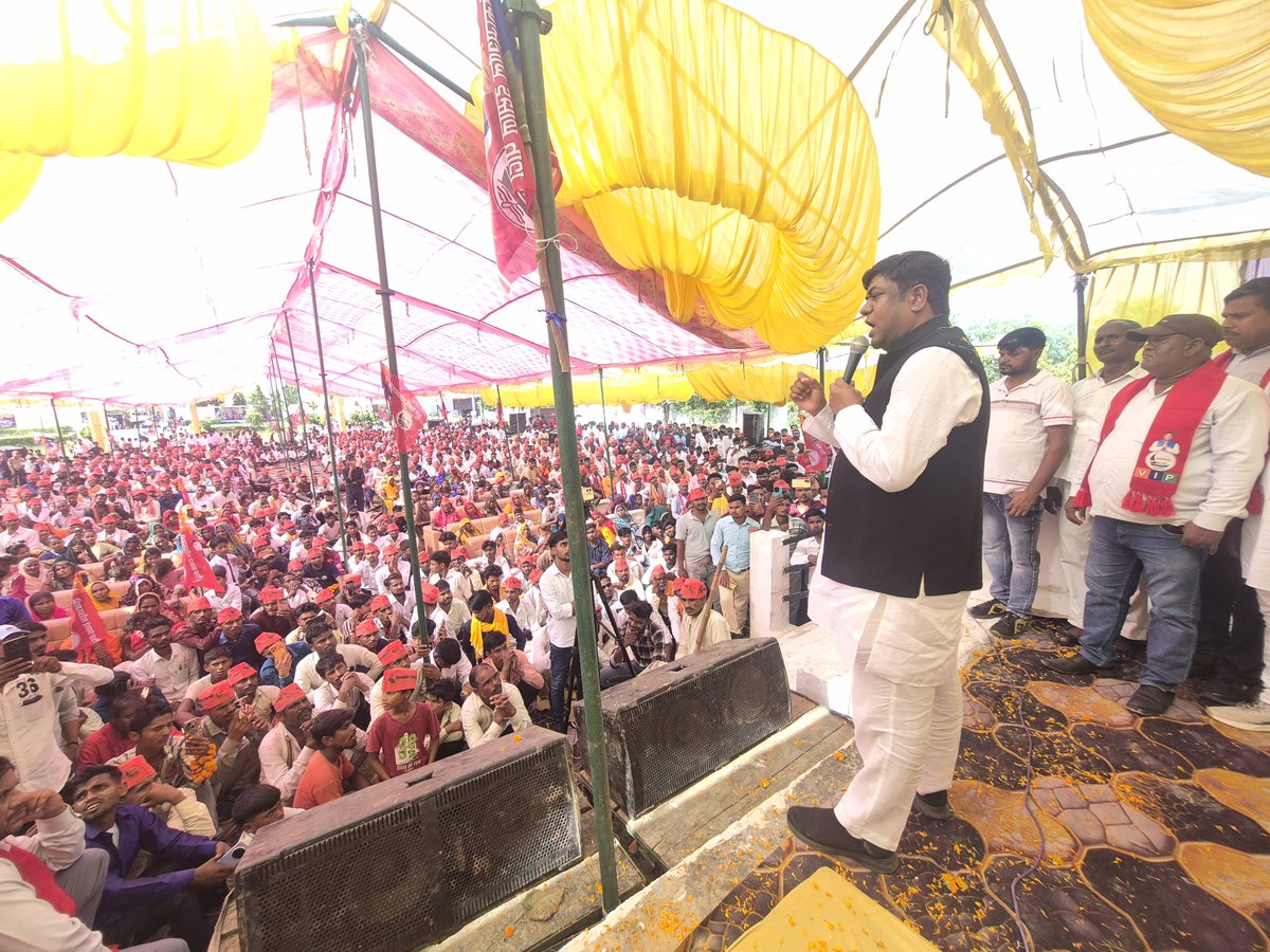 sonofmallah's tweet photo. उत्तर प्रदेश के शाहजहांपुर जनपद स्थित धर्मपुर में निषाद आरक्षण संकल्प यात्रा के तहत आयोजित विशाल जनसभा को संबोधित किया। जनसभा में उमड़े समाज के भाई-बंधुओं एवं माता-बहनों से हाथ में गंगाजल लेकर निषाद समाज के हक, अधिकार और आरक्षण के लिए संकल्प कराया। https://t.co/ybkL9zrUNo